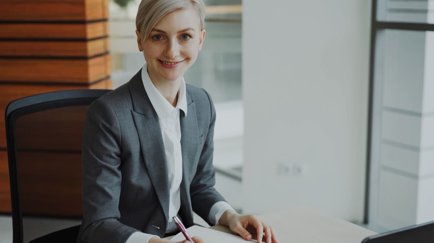 Signpost junction pointing four directions for DBA, developer, cloud architect and beginner Oracle certification choices